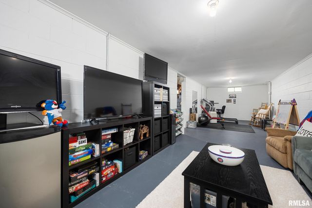 2921 W KENWOOD Avenue, West Peoria, IL 61604