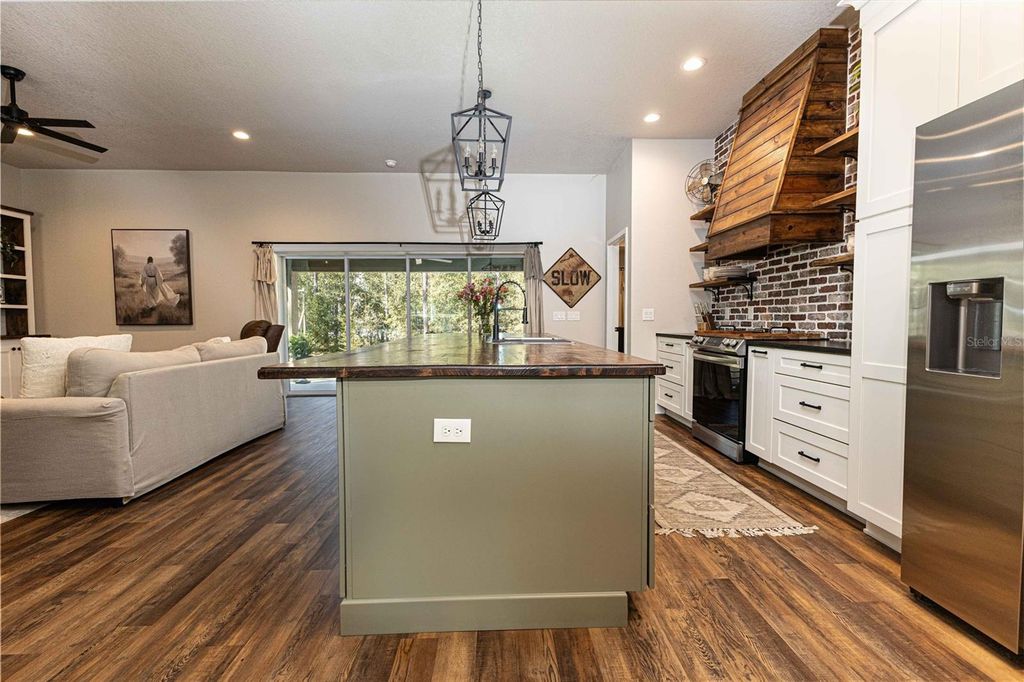 Image 11 of property listing at 9036 COUNTY ROAD 121, Wildwood, FL 34785