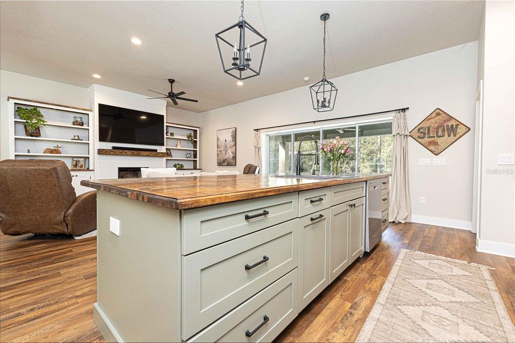 Image 13 of property listing at 9036 COUNTY ROAD 121, Wildwood, FL 34785