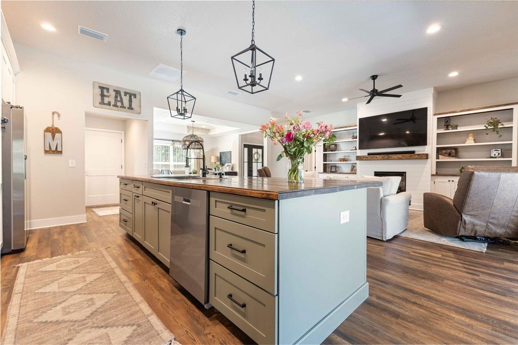 Image 14 of property listing at 9036 COUNTY ROAD 121, Wildwood, FL 34785