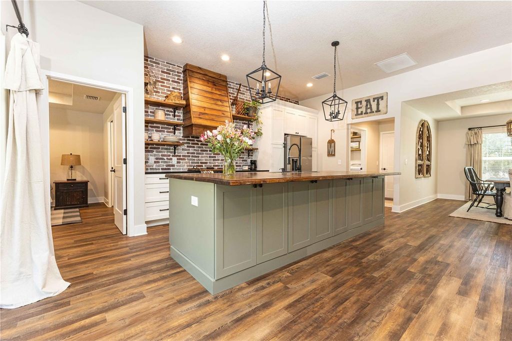 Image 15 of property listing at 9036 COUNTY ROAD 121, Wildwood, FL 34785