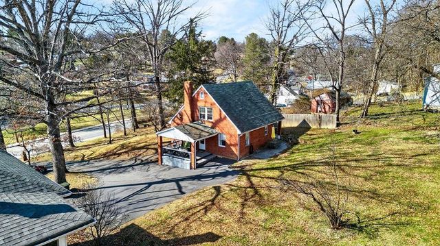 1521 CHURCHVILLE AVE, Staunton, VA 24401