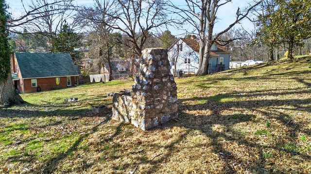 1521 CHURCHVILLE AVE, Staunton, VA 24401