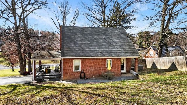 1521 CHURCHVILLE AVE, Staunton, VA 24401