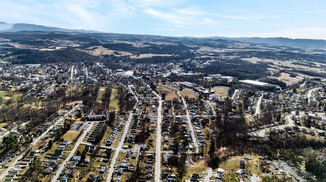 1521 CHURCHVILLE AVE, Staunton, VA 24401