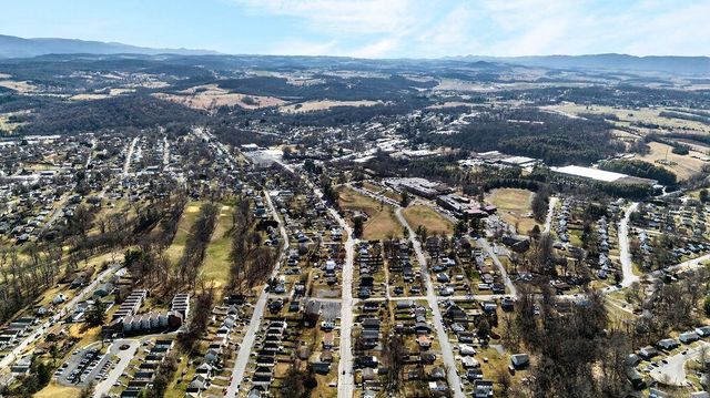 1521 CHURCHVILLE AVE, Staunton, VA 24401