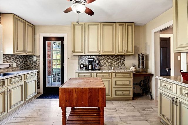 1521 CHURCHVILLE AVE, Staunton, VA 24401