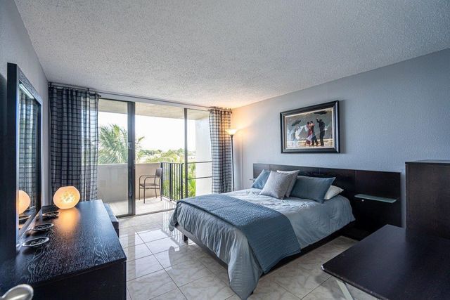 1830 Embassy Drive 411, West Palm Beach, FL 33401