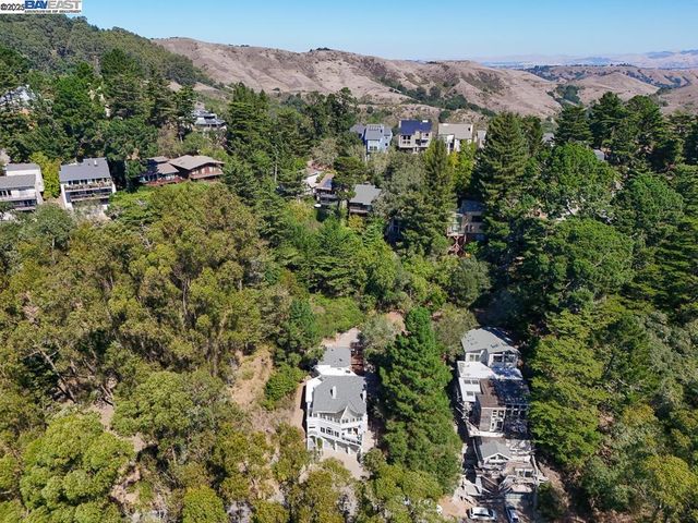 7716 Skyline Blvd, Oakland, CA 94611