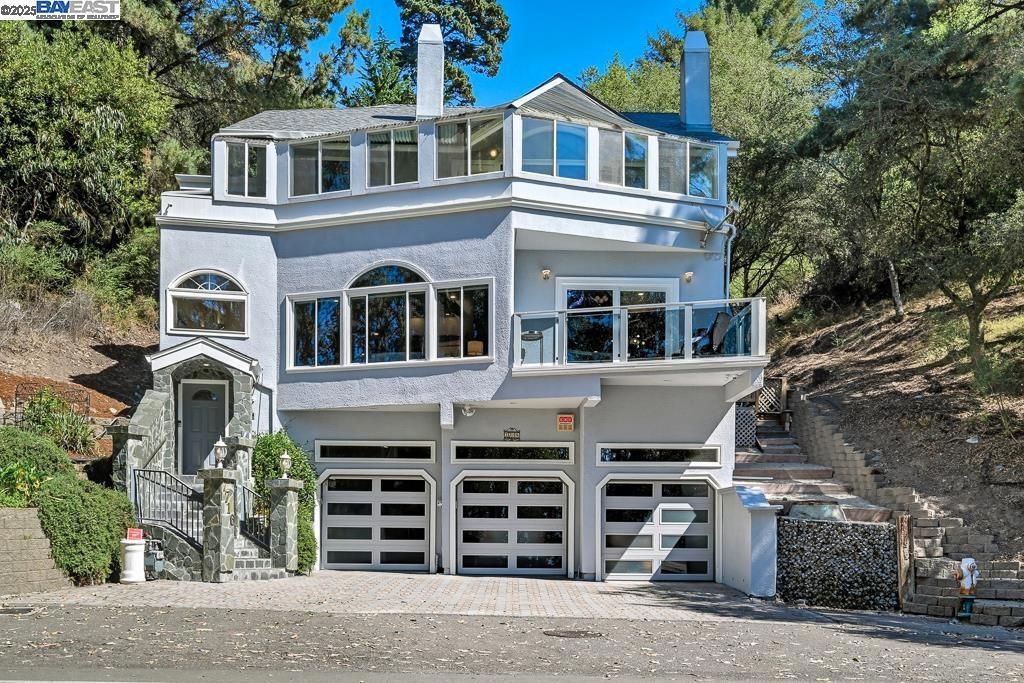 7716 Skyline Blvd, Oakland, CA 94611