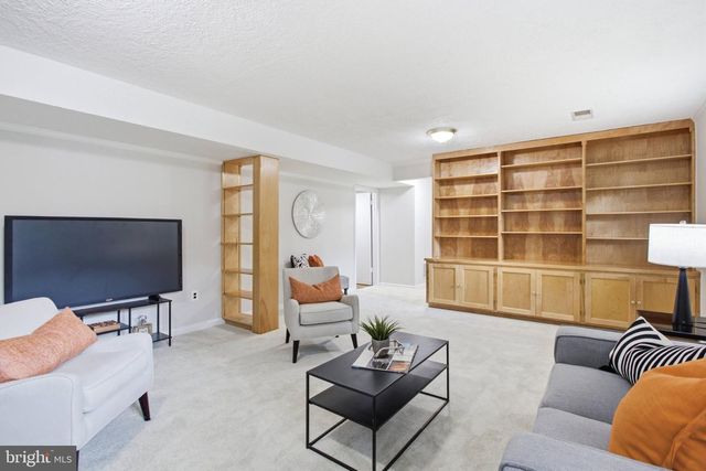 5018 PORTSMOUTH RD, Fairfax, VA 22032