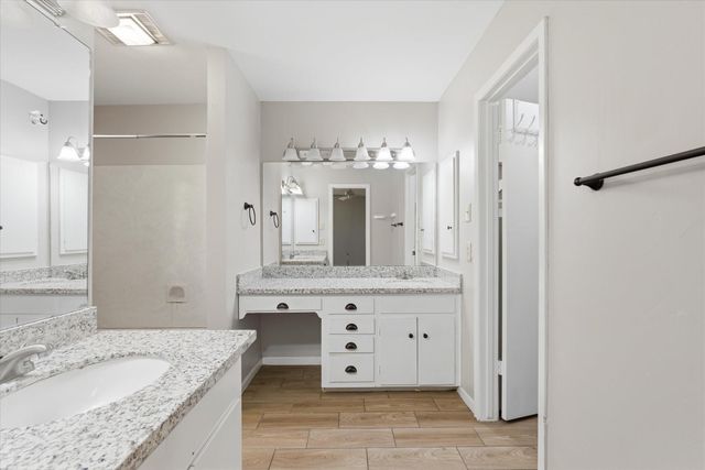 6004 Lakeside Drive, Liberty, TX 77575