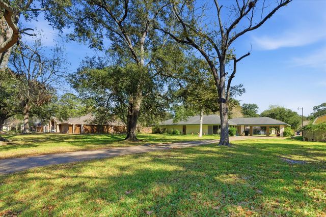 6004 Lakeside Drive, Liberty, TX 77575