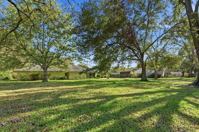 6004 Lakeside Drive, Liberty, TX 77575