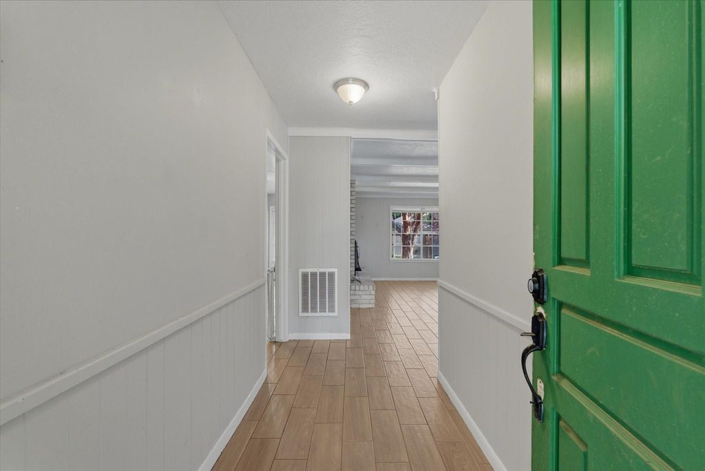 6004 Lakeside Drive, Liberty, TX 77575