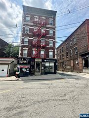 10 Hilliard Avenue, Edgewater, NJ 07020