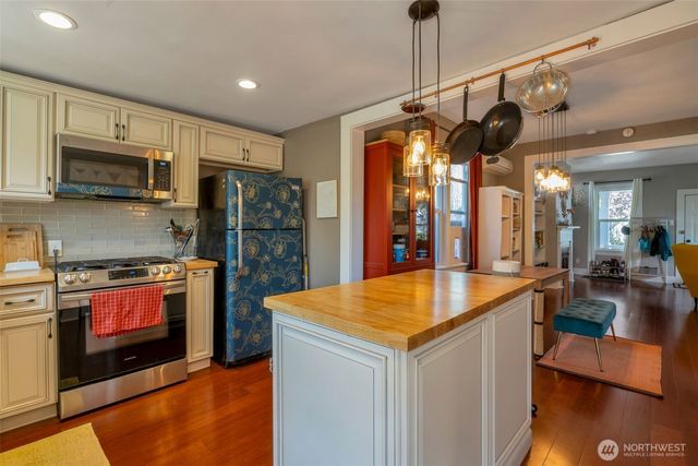 937 N 88th Street, Seattle, WA 98103