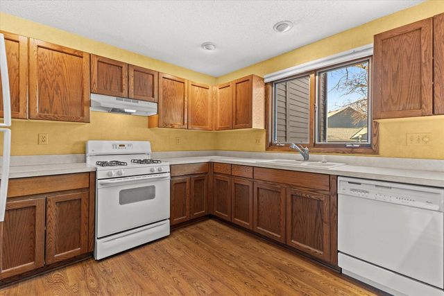 15634 W Brook DRIVE, New Berlin, WI 53151