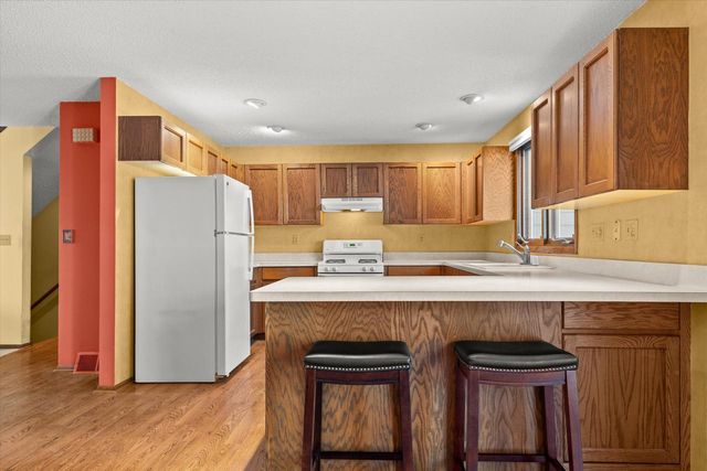 15634 W Brook DRIVE, New Berlin, WI 53151