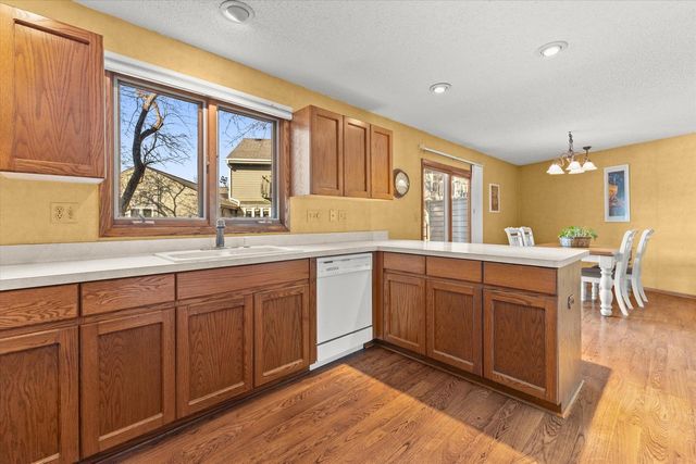 15634 W Brook DRIVE, New Berlin, WI 53151