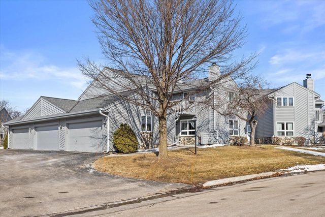 15634 W Brook DRIVE, New Berlin, WI 53151