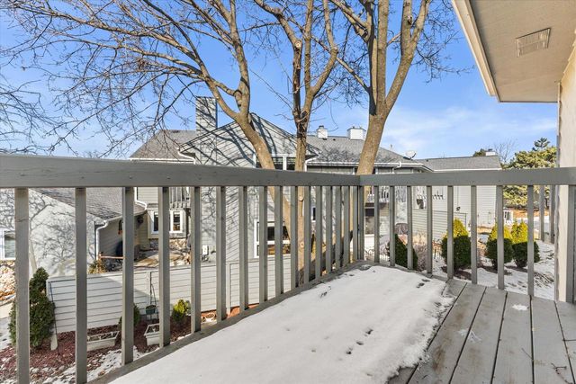 15634 W Brook DRIVE, New Berlin, WI 53151