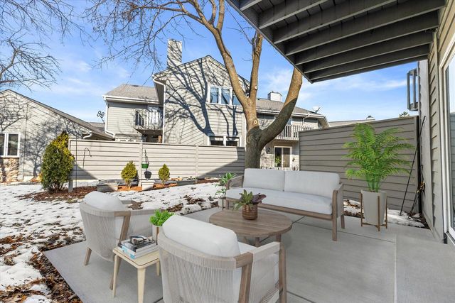 15634 W Brook DRIVE, New Berlin, WI 53151