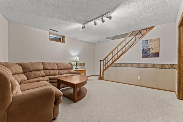 15634 W Brook DRIVE, New Berlin, WI 53151