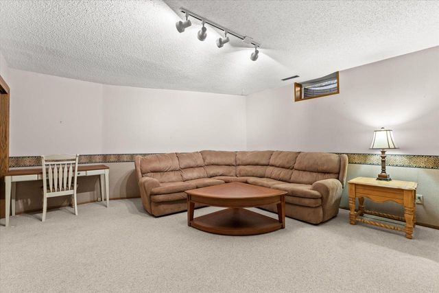 15634 W Brook DRIVE, New Berlin, WI 53151