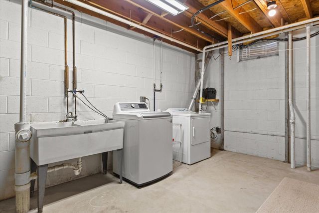 15634 W Brook DRIVE, New Berlin, WI 53151