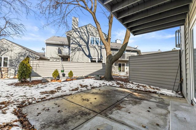 15634 W Brook DRIVE, New Berlin, WI 53151