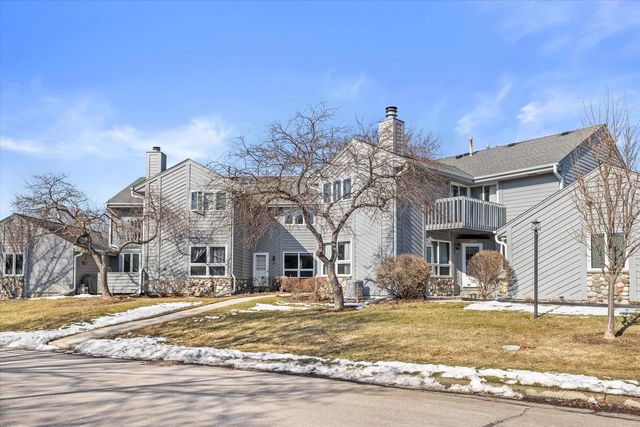 15634 W Brook DRIVE, New Berlin, WI 53151