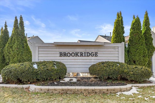 15634 W Brook DRIVE, New Berlin, WI 53151