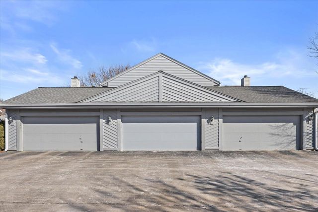 15634 W Brook DRIVE, New Berlin, WI 53151
