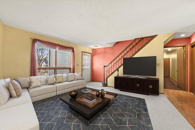 15634 W Brook DRIVE, New Berlin, WI 53151