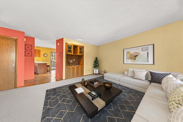 15634 W Brook DRIVE, New Berlin, WI 53151