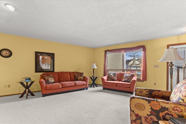 15634 W Brook DRIVE, New Berlin, WI 53151