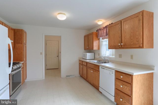 202 VILLAGE DR, Newmanstown, PA 17073