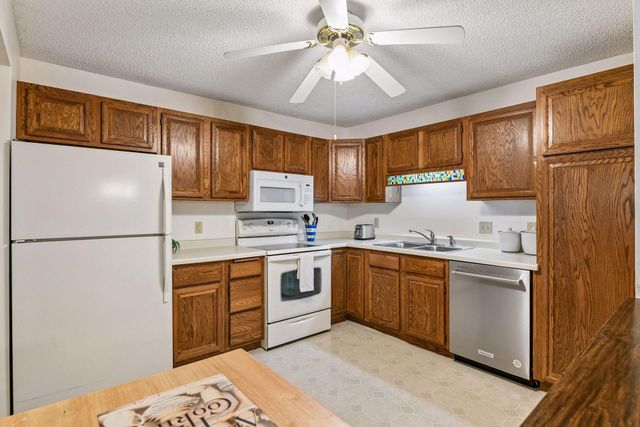 10600 43rd Avenue N 201, Plymouth, MN 55442