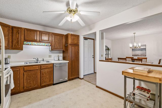 10600 43rd Avenue N 201, Plymouth, MN 55442