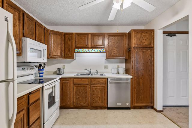 10600 43rd Avenue N 201, Plymouth, MN 55442