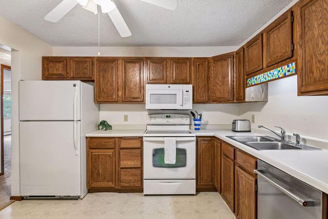 10600 43rd Avenue N 201, Plymouth, MN 55442