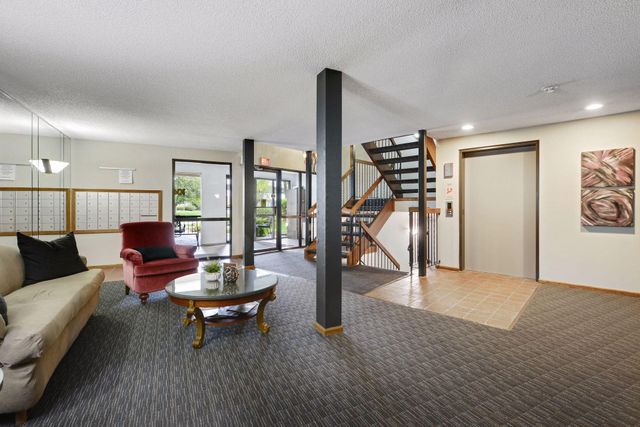 10600 43rd Avenue N 201, Plymouth, MN 55442
