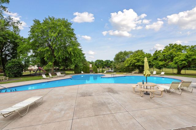 10600 43rd Avenue N 201, Plymouth, MN 55442