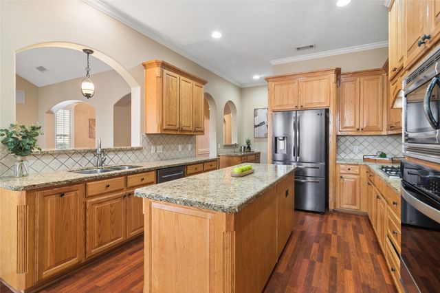 6411 Tuscany Park Drive, Arlington, TX 76016