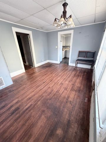 1353 S Main St, Wichita, KS 67213