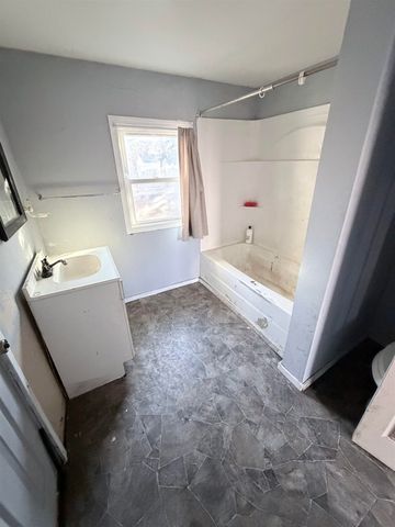 1353 S Main St, Wichita, KS 67213