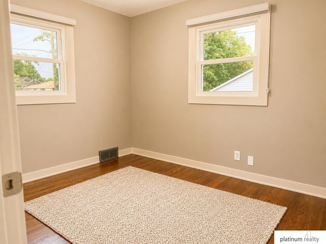 6009 Oak Street, Omaha, NE 68106