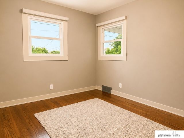 6009 Oak Street, Omaha, NE 68106