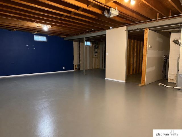 6009 Oak Street, Omaha, NE 68106